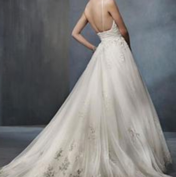 Wedding dress - Picture 2 of 4